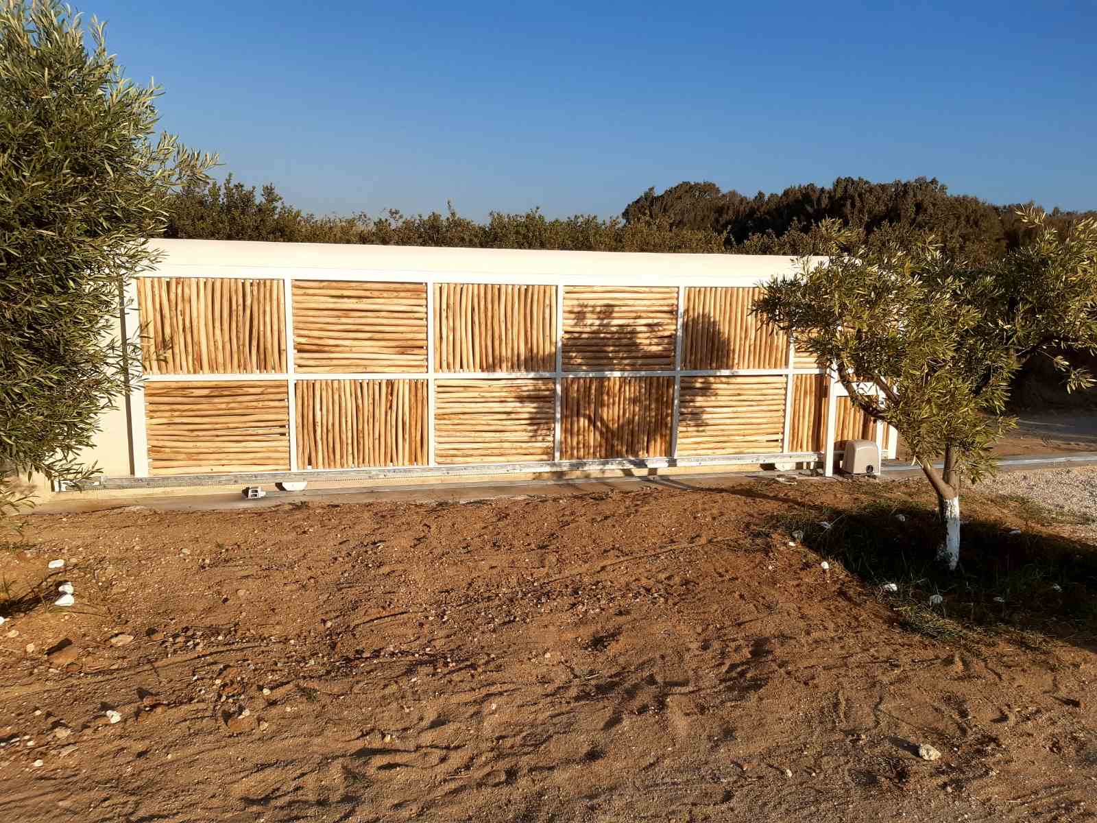 Διακοσμητικό κάγκελο με σταυρό και σπείρες