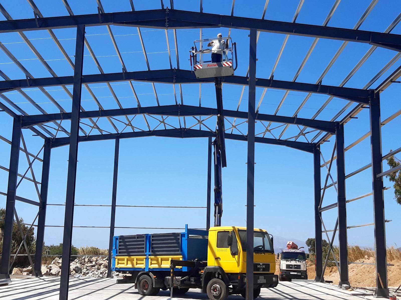 Κατασκευή μεταλλικής στέγης — γαλβανιζέ σκελετός