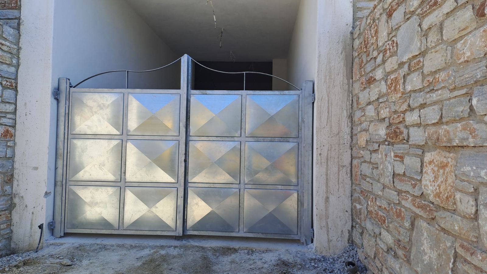 Διπλή πύλη με ανάγλυφα πάνελ — τοποθετημένη